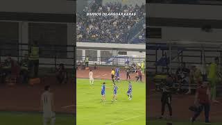 Uilliam Barros Dilanggar Disisi Kanan Lini Serang Persib shorts