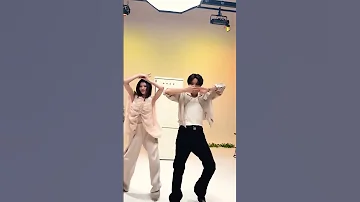 اداء جيهوب مع سانا من توايس تحدي رقص اغنية This Is For Twice Jhope اترك لكم التعليق 