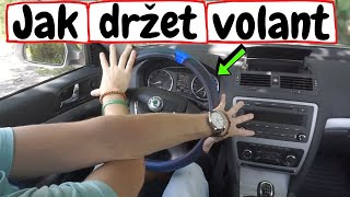 Jak držet VOLANT v AUTĚ?🚘Autoškola: Správná pozice rukou na volantu auta (Točení volantem)