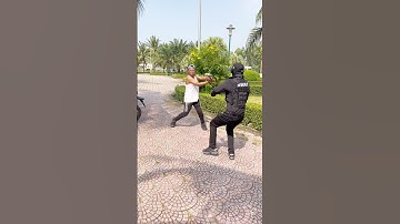 Tên cướp liều lĩnh tấn công cảnh sát và cái kết quá đẹp #usa @LongGiang77 @Longgiang67