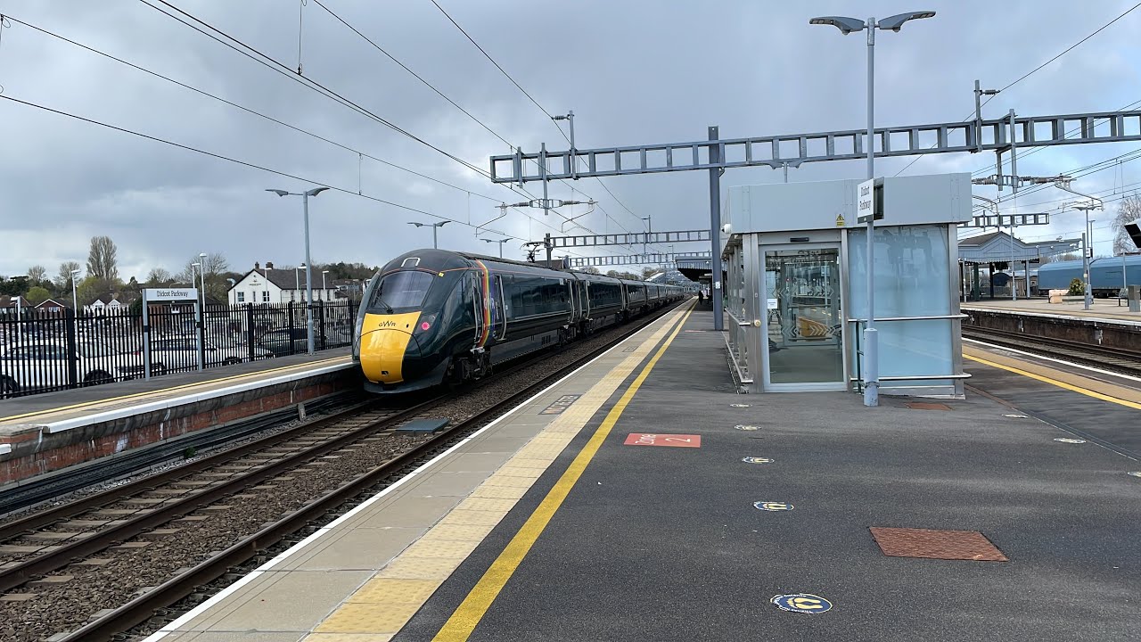 Great Western Railway and CrossCountry Trains at Didcot Parkway on ...