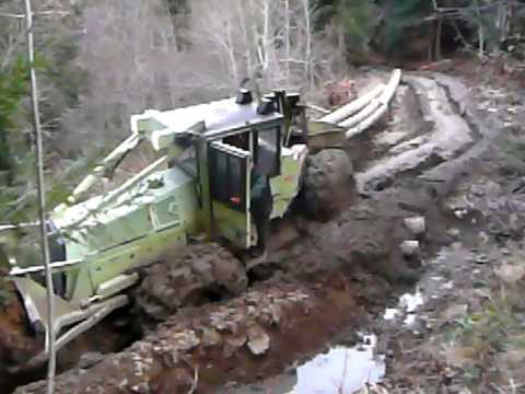 tracteur forestier en mauvaise posture