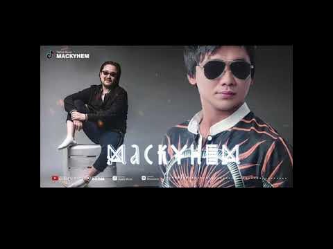 Бөтелкемен жетілген жалаңаш маскүнем Бөтелкемен жетілген жалаңаш маскүнем