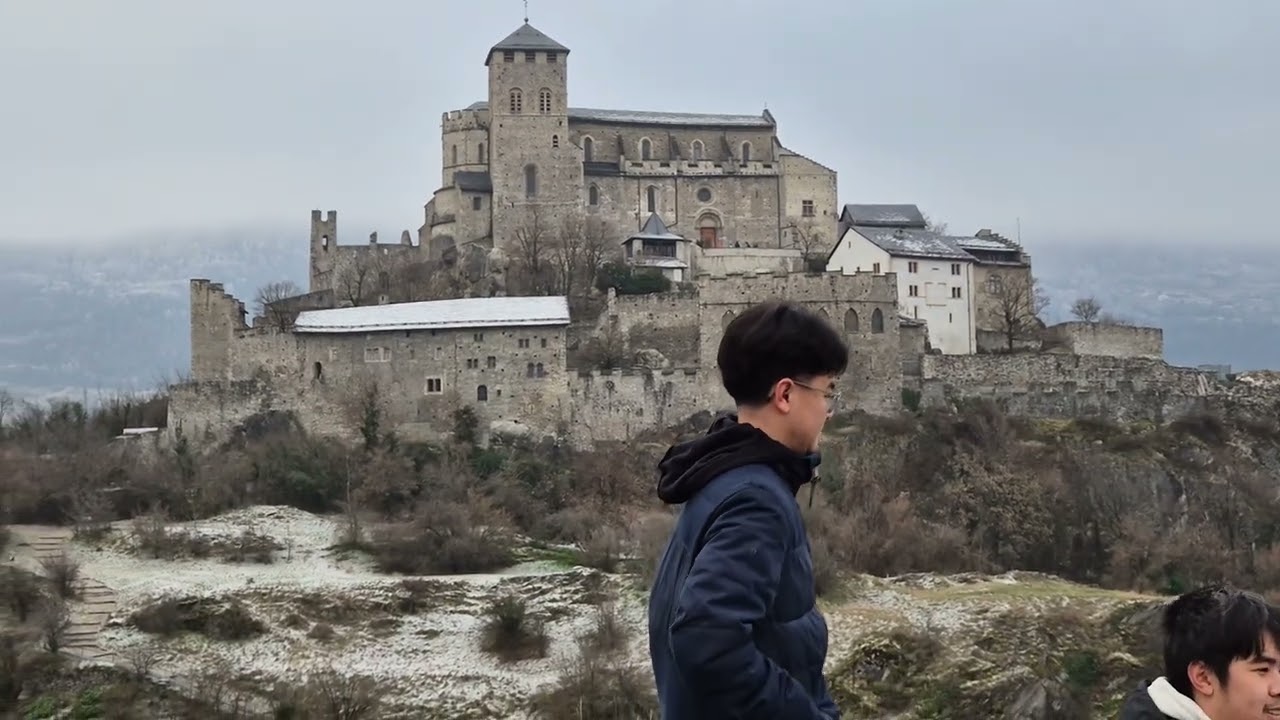 Cuộc sống Pháp/du lịch Thụy sĩ khám Phá lâu đài trên núi nhìn từ trên cao đẹp lắm