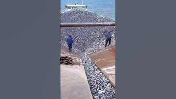 Unloading process of sand and gravel from cargo ships