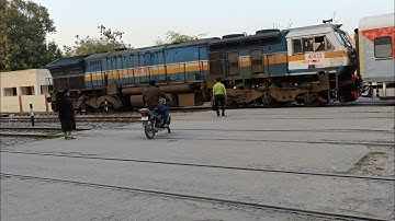 Reverse action at Bikaner Level crossing | BGKT Wdp4 | 24 hours Gate closed | people crossing