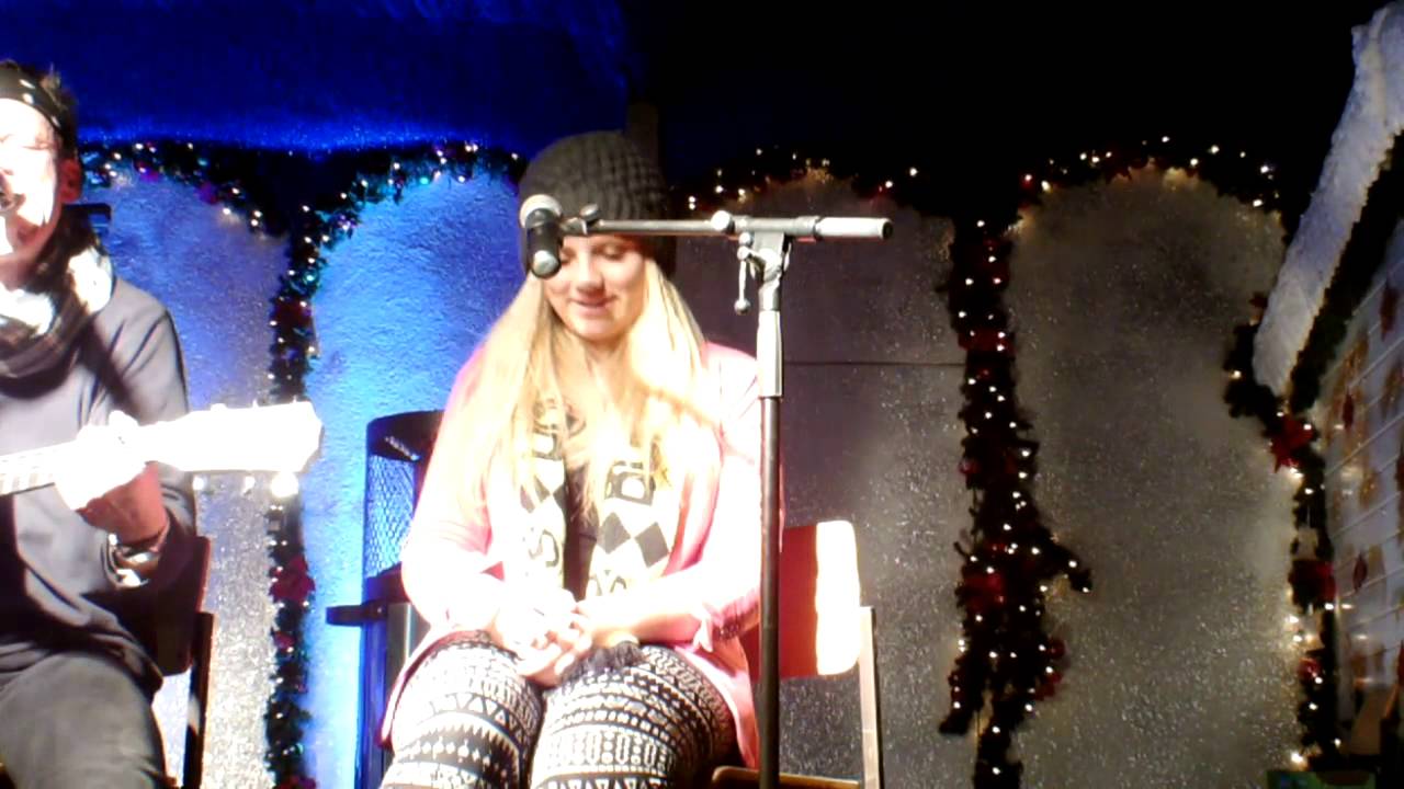 Jo Marie Dominiak und Andy singen am Borsigplatz geboren - Weihnachtsmarkt Dortmund