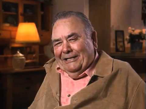 Video: Jonathan Winters Neto vrijednost: Wiki, oženjen, porodica, vjenčanje, plata, braća i sestre