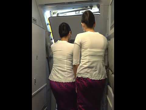 Tutup Pintu Pesawat Oleh Pramugari Cantik Batik Air Airbus A320-200