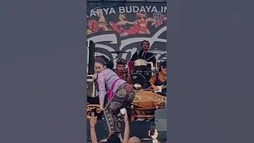 Niken Salindri Heboh Goyang Di Atas Panggung Shorts 