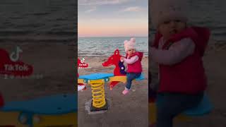 زهراء وزينب تلعبان على شاطئ باربار