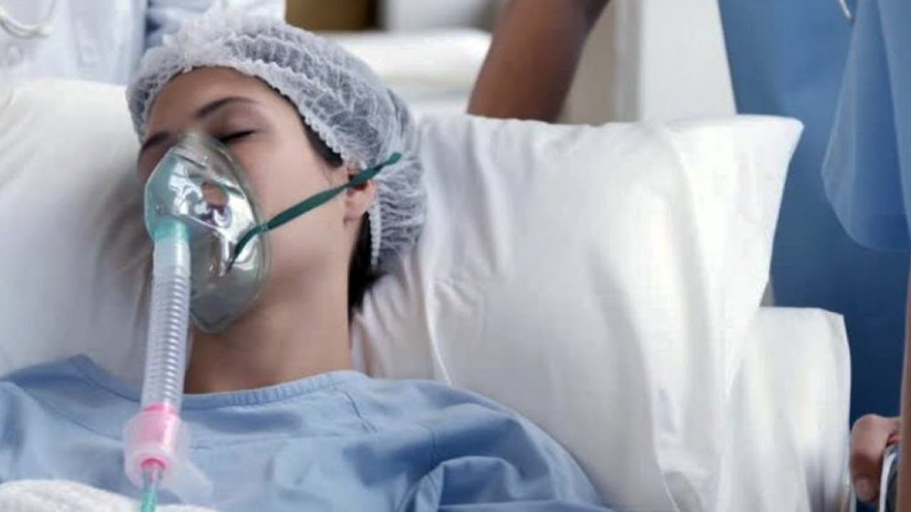 Почему после операции держится. Кислородная маска в реанимации. Под кислородной маской. Девушка в больнице под аппаратом ИВЛ. Пациент с кислородной маской.