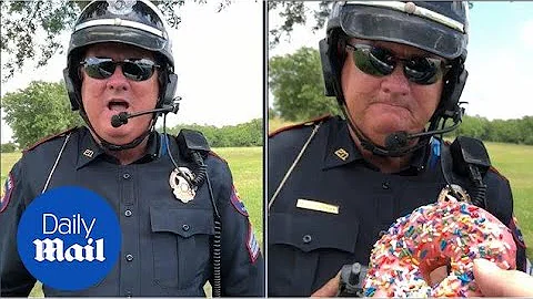Man hands over doughnut to officer instead of driving licence - DayDayNews