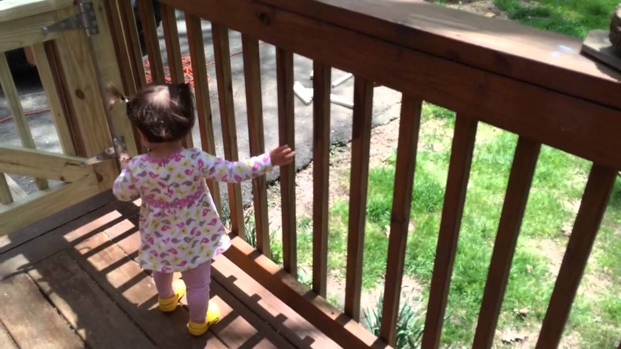 Building deck gates - YouTube