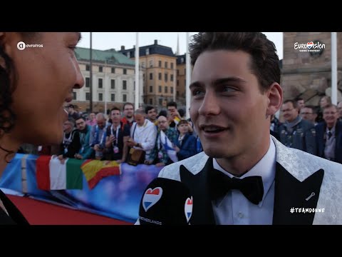 Verrassing voor Douwe Bob langs de rode loper! | ESC16