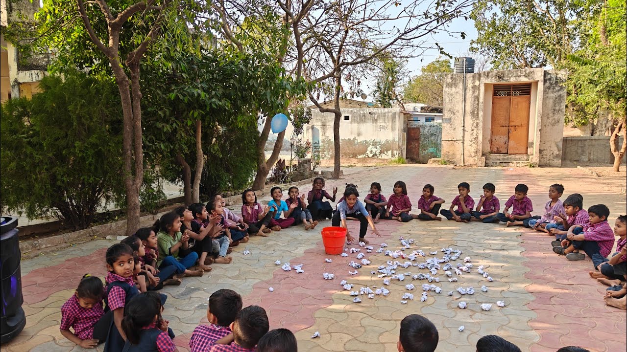 બાળકો ને ફુગ્ગાને નીચે જમીન  પર અડક્યા વીના રમવાની મસ્ત ગેમ.( ભટામલ નાની પ્રાથમિક શાળા)