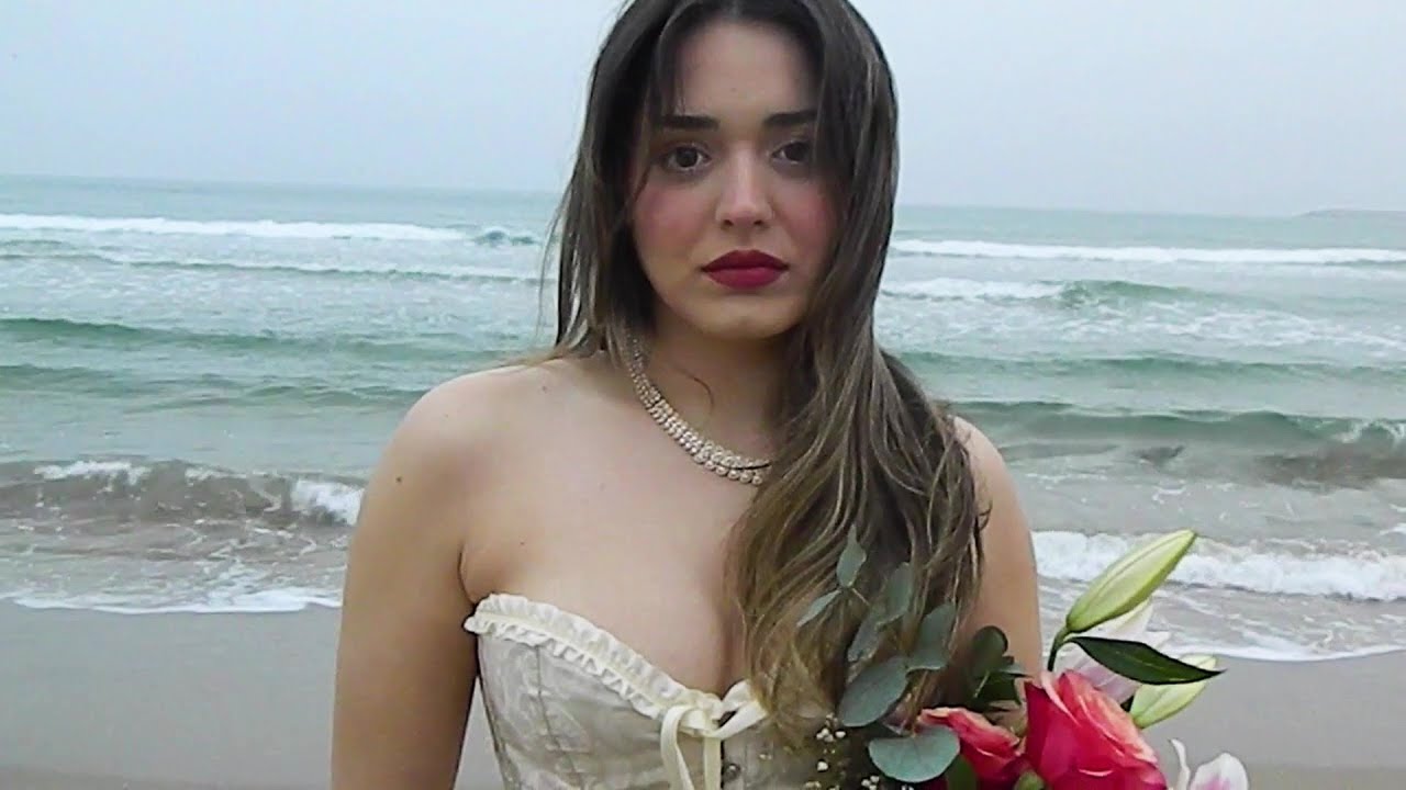 Watch Elanur - aptal gibi (visualizer) on YouTube Watch Elanur - aptal gibi (visualizer) on YouTube