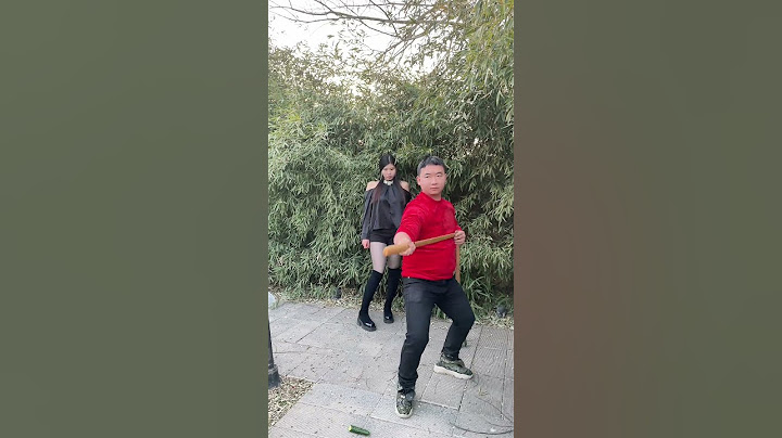 中国功夫：猛男拔刀斩开黄瓜Chinese Kung Fu: A strong man cuts a cucumber with a knife