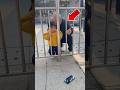 賢い少年が男性のスマホを拾ってあげた瞬間 📱