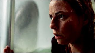 薄い扉一枚を挟んだ向こうには巨体ワニ！映画『クロール －凶暴領域－』本編映像