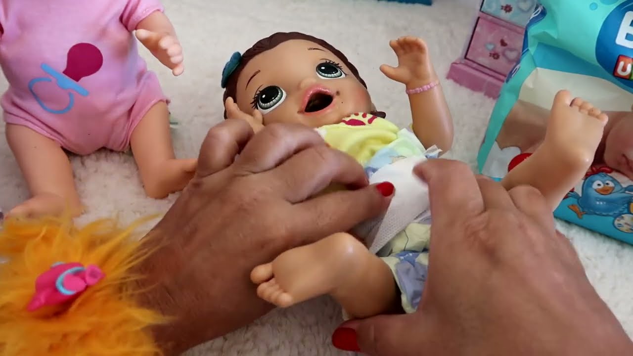 PINTANDO AS UNHAS DA MAMÃE, Baby Alive Amandinha e Mel vão aprontar mais  uma bagunça. 