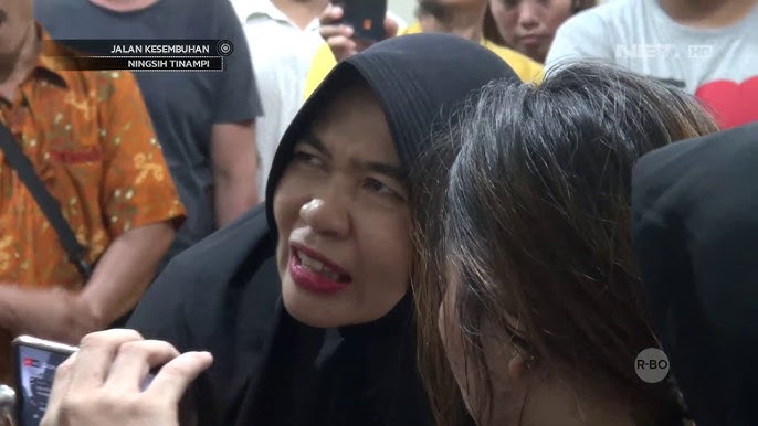 Oq tanga kiygan yalangoch joja suratga tushmoqda. Seks porno Elza