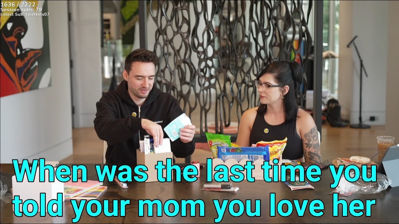 Джулия упрекает Артура за то, что он не смог сказать своей матери, что любит ее