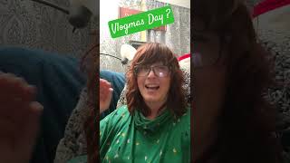Vlogmas Day ?  - Sewing up a Storm