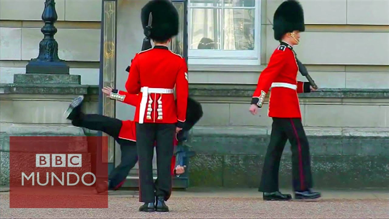La estrepitosa caída de un guardia frente al palacio de Buckingham divertido con jochy en vivo