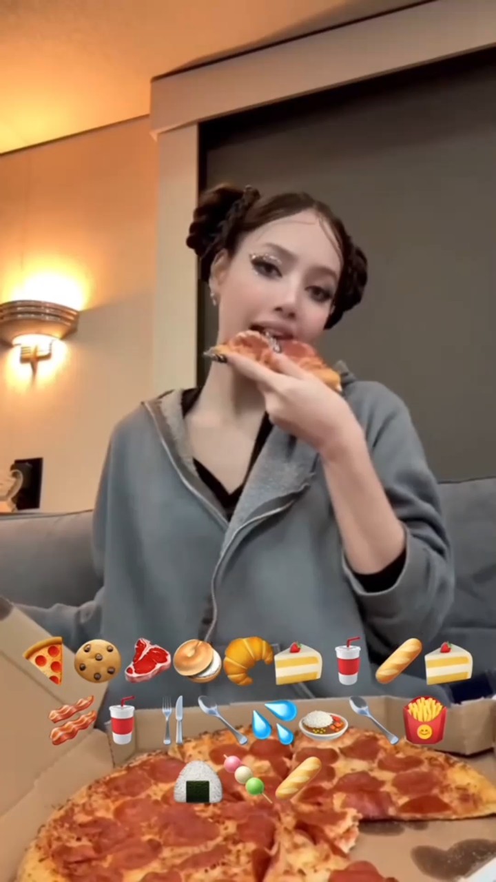 LISA Cute Mukbang ?? #lisa #rosé #jennie #jisoo #blackpink #shorts