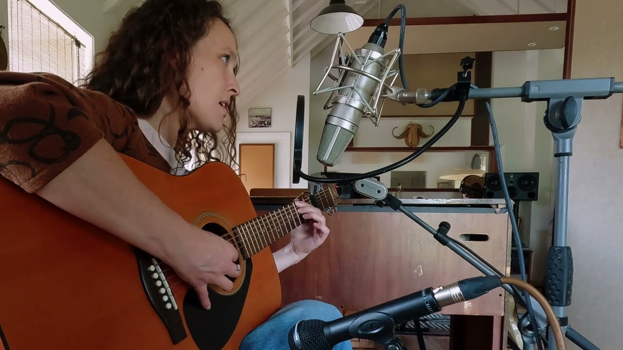 Hazy (acoustic) - Izzie Yardley - From The Wool Hall adlı videoyu YouTube'da izle Hazy (acoustic) - Izzie Yardley - From The Wool Hall adlı videoyu YouTube'da izle