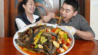 【超小厨】4斤泥鳅1斤泡椒，烧“麻辣泡椒泥鳅”，配上最爱折耳根，不摆了！