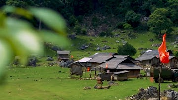 Đến Hang Táu ngắm làng “Nguyên thủy” xanh mướt thảo nguyên giữa vùng Tây Bắc