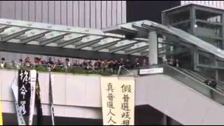 佔中雨傘運動: 在龍和道清場後,金鐘佔中者以粗口及中指鬧警察1/12/2014