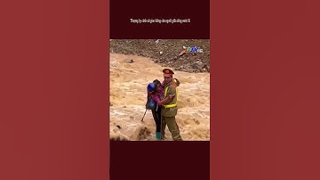 Thượng úy cảnh sát giao thông cứu người giữa dòng nước lũ #shorts