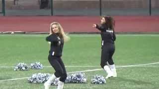 Танец девушек на футбольном поле
