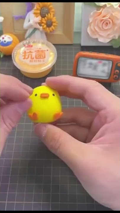 Handmade clay ideas,Pinch a little yellow chicken out of clay
