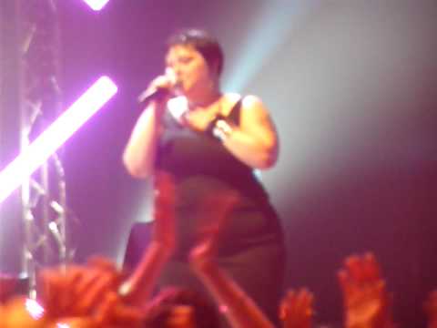 Beth Dito sings "I will always love you" at Nantes...