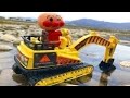 はたらくくるま アンパンマン アニメ ショベルカーで砂遊び♪