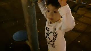20201007辰辰公園遊(10)小懸吊爬柱子&發現路燈壞掉