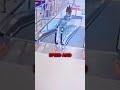 رجل عجوز يركب السلم المتحرك شورت