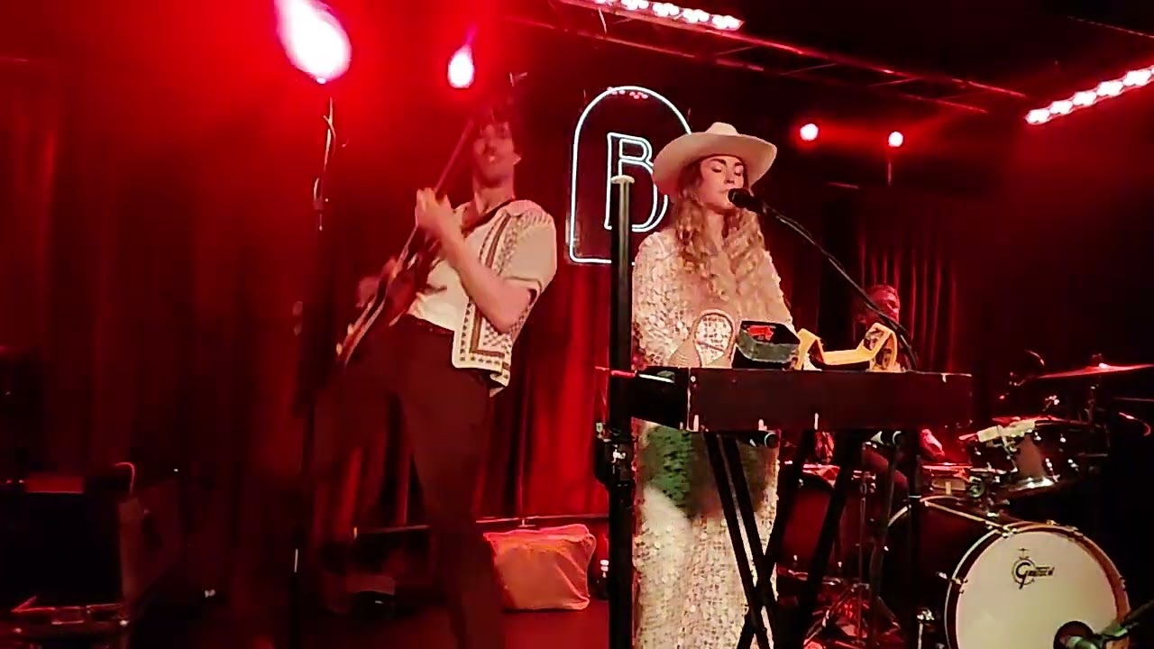 CARI CARI - MY GRANDMA SAYS WE HAVE NO FUTURE. Live in Sala B Madrid (21-11-25)