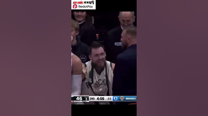 Conor McGregor tried to press 7’1” Brook Lopez in the middle of the Bucks game #conormcgregor