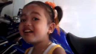 Anak kecil nyanyi. Luci