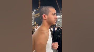 شاب في #الحرم_المكي يبهر الجميع بجمال صوته في تلاوه #القرآن_الكريم بجوار #الكعبة_المشرفة #رغي_مفيد