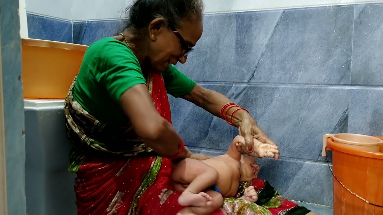 6th days small baby bathing 🧼