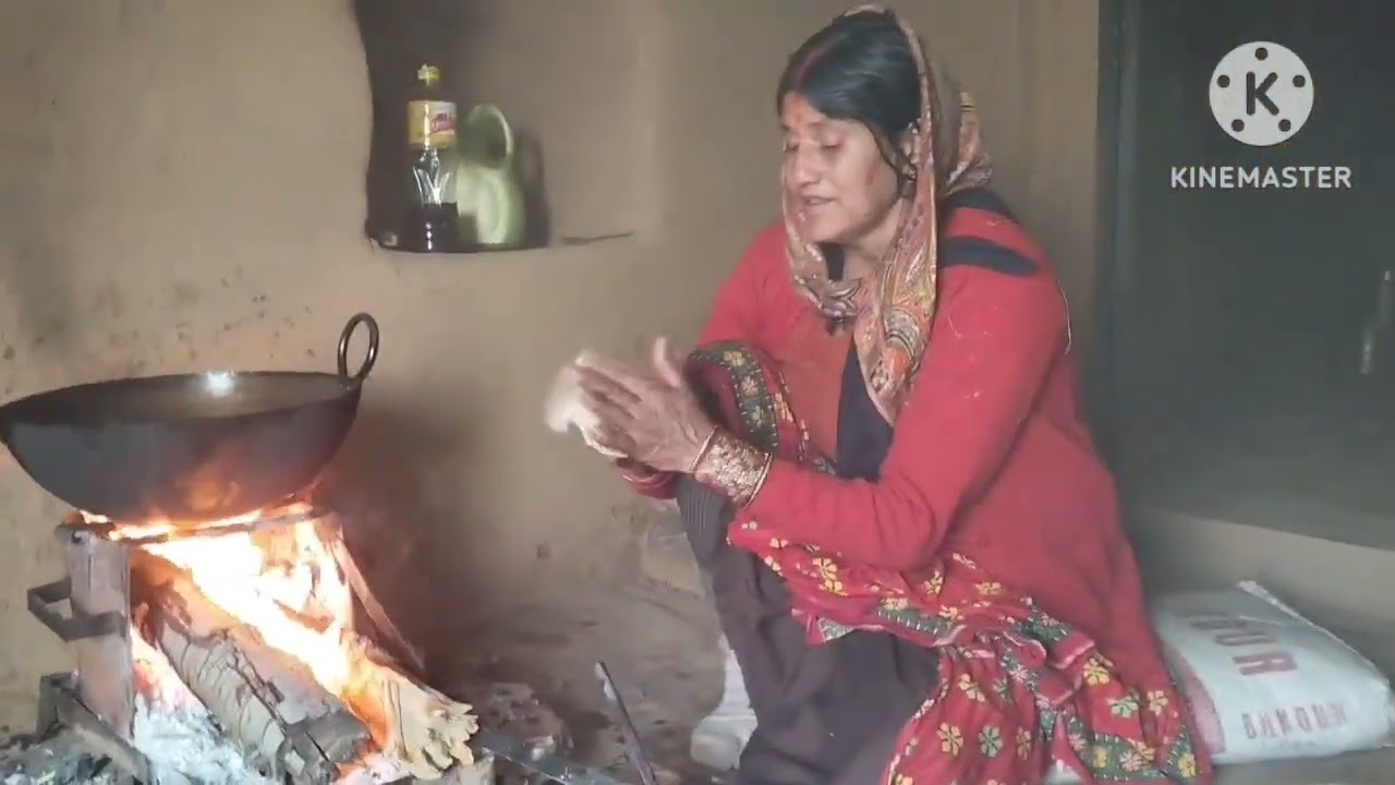 आज हम सब ने धुघुत बनाए // 