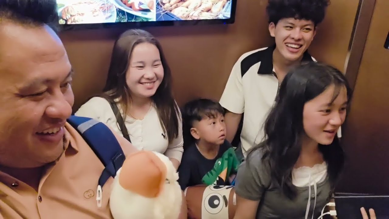 Coj cov me nyuam mus noj Seafood  noj noj pov khawv kiag 08/26/2025