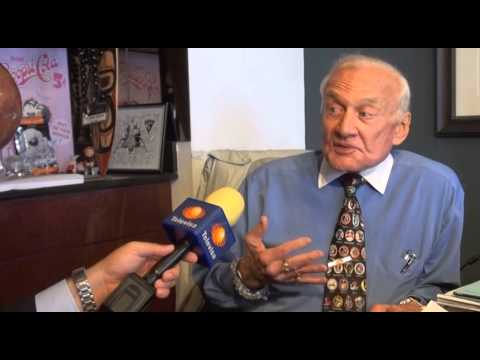 Video: Buzz Aldrin Netto waarde: Wiki, Getrouwd, Familie, Bruiloft, Salaris, Broers en zussen