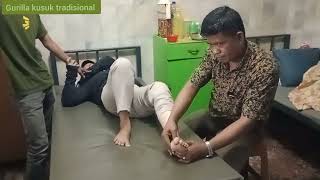 Kusuk Kaki,Mbak Cantik Jatuh Terpelekok.